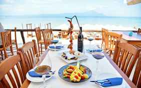 Kulinarisch Verwöhnen: am Mittag und Abend zaubert Köchin Anastasia gehobene griechische Küche.